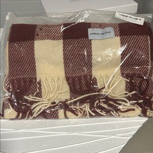 Urban Revivo RED AND CREAM CHECKERED
- FRINGE DETAIL scarf still in package